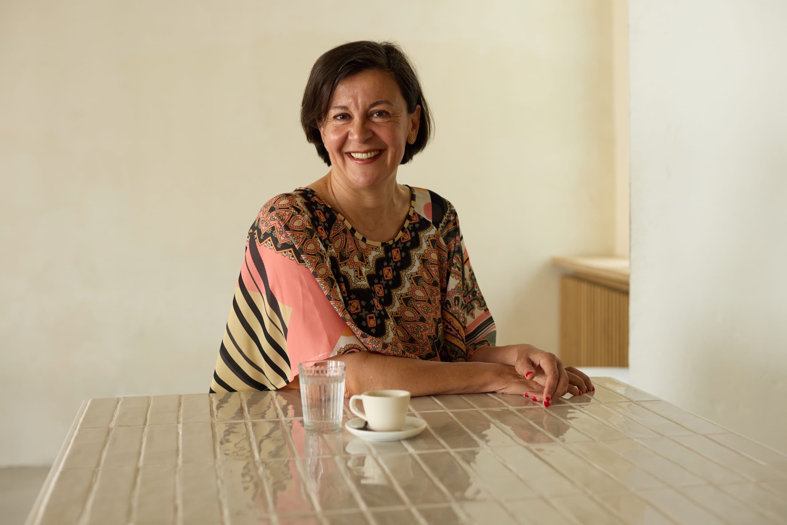 Sabrina Kunz am Tisch mit Kaffee